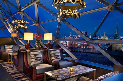 Nach einem Ballett-Besuch im legendären Bolschoi-Theater (siehe nächstes Foto) empfiehlt sich ein Drink in der Bar des besten Hotels der Stadt – dem »The Ritz-Carlton, Moskau«.