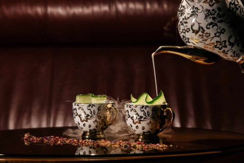 In England wird der G &amp; TEA serviert, bestehend aus Hendrick’s Gin, Vanille Sirup, Milky Oolong Tee, Noilly Prat und Milch.