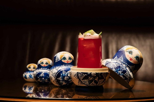 In Russland wird eine spicy Matrjoschka kredenzt. Verspielte Charaktere finden innen eine vergoldete Cranberry.