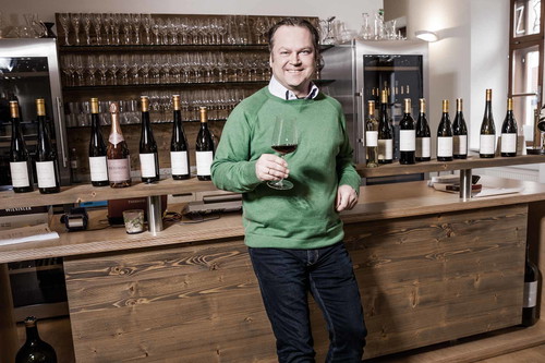 Fritz Wieningers Grand Select ist längst eine Ikone unter Österreichs Pinot Noirs. Die Trauben dafür wachsen zum Großteil am Bisamberg auf sandigem Löss auf Kalksteingrund, mittlerweile gesellt sich ein Teil vom Nußberg dazu.