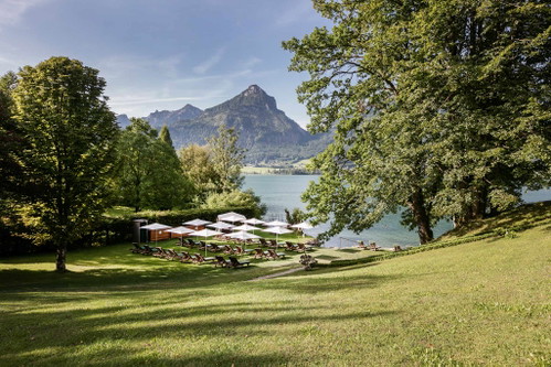 Liegewiese vor dem Landhaus.