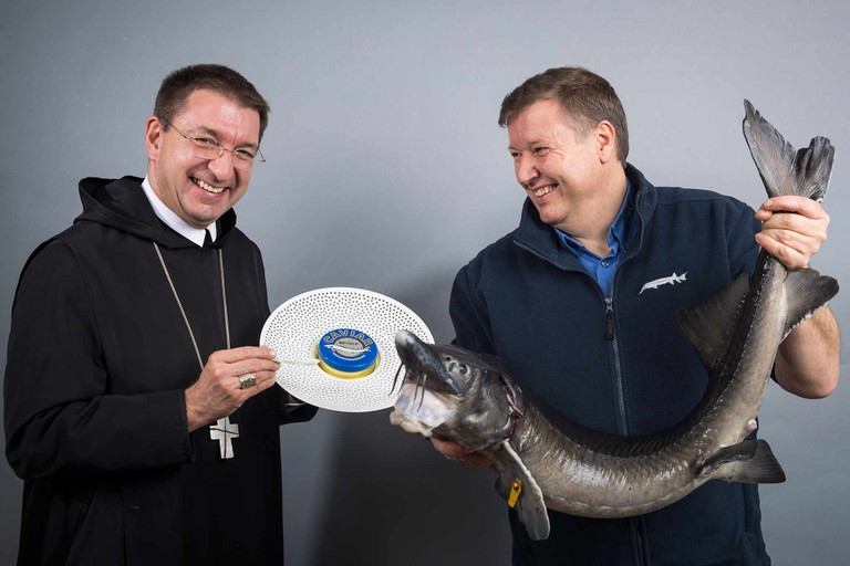 Erzabt Korbinius Birnbacher und Kaviar-Züchter Walter Grüll.