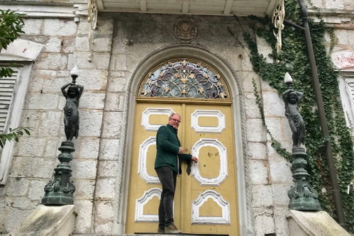 Die »Russenvilla« steht im Zentrum des Wirtshausfestivals »Felix«. Hier mit Hotelier Wolfgang Gröller.