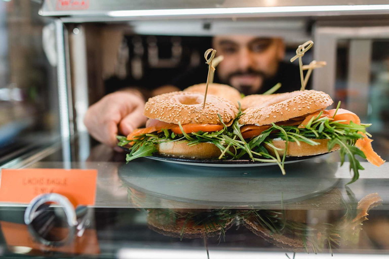 Das »Über den Tellerrand Café« begeisterte mit Essen als Integrationsprojekt.