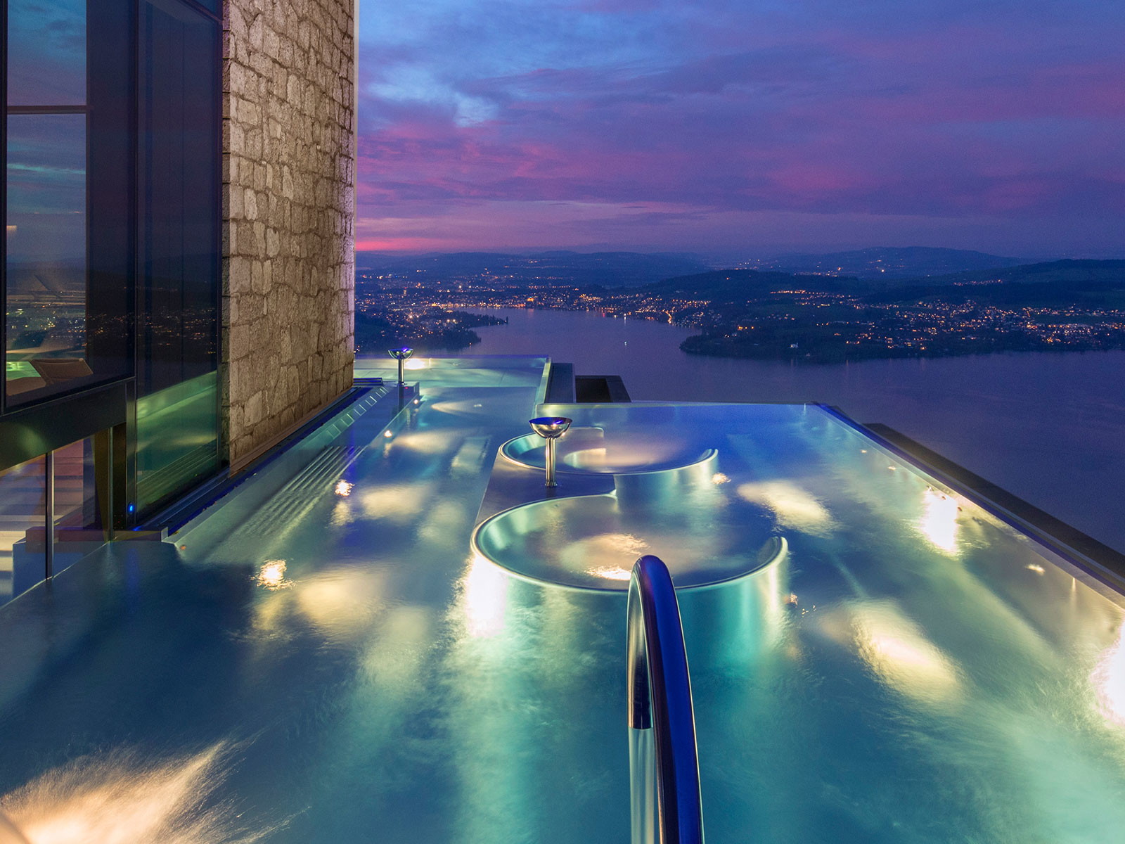 Der Infinity Edge Pool des «Bürgenstock Resorts», das auf einer Halbinsel 450 Meter über dem Vierwaldstättersee liegt.