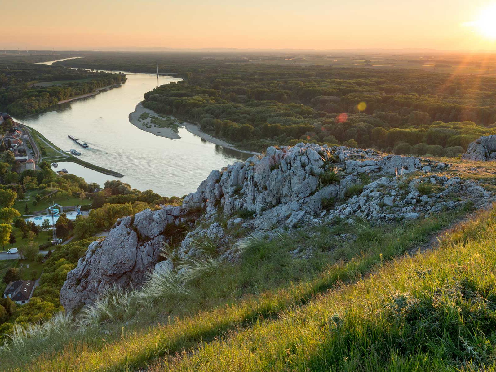 Blick auf Hainburg in Niederösterreich, kurz bevor die Donau Österreich verlässt. 