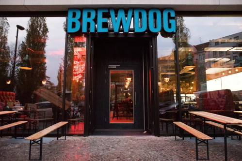 BrewDog hat 2016 seine erste Bar in Berlin eröffnet und serviert hier zum Bier Steinofenpizza.
