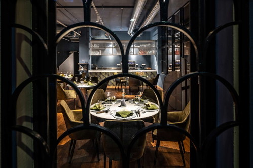 Das Interieur im »New York Gallery«-Style wurde in Kooperation mit dem Büro KLK zusammengestellt. Herzig achtete auch Details: So findet sich das Logo, eine nordische Rune, in den eigens angefertigten Fliesen an der Bar wieder. 
