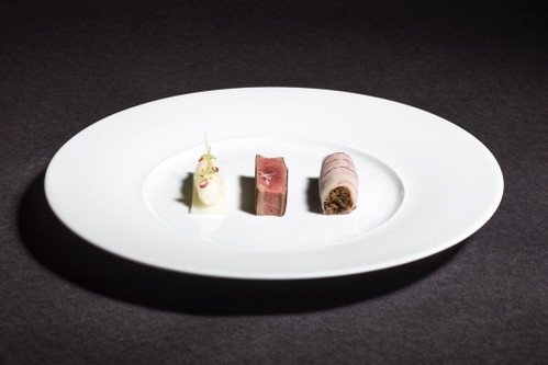 Rind | Schwarzer Rettich | French ToastKurz gebratenes Flanksteak, Rettich-Cannelloni mit Ochsenschwanzragout, Rettich-Salat und gepickelter Rettich