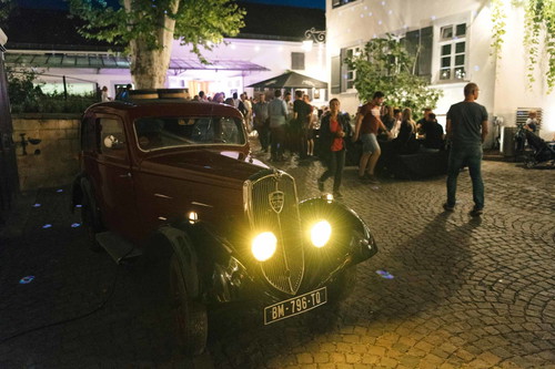 Hoffest mit Vorfahrt eines Oldtimers.
