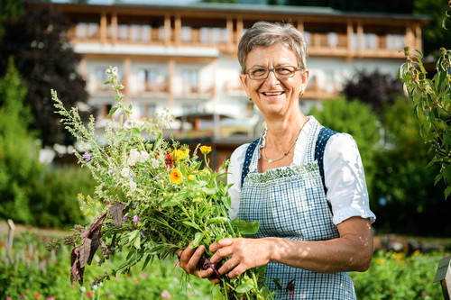 Kräuter, Garten und schöne Traditionen sind Inge Daberers Welt im Biohotel »der daberer« in St. Daniel.