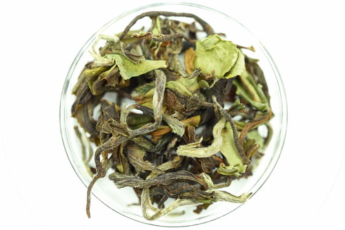 97 Punkte – Darjeeling Glenburn FF MoonshineSein floral-würziger Duft und ein wunderschön gearbeitetes Blatt mit ungebrochenen Tipps* zeigen bei diesem als Rarität ausge­wiesenen Tee eine grosse Bandbreite der Aromen, die sich honigsüss und blumig verbinden mit Anklängen von Pfirsich und Ananas. Weich, nicht adstringierend. Etwa 40 CHF pro 100 g, the-english-tearoom.de