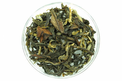 96 Punkte – Darjeeling Gopaldhara SF Muscatel WonderIn demselben Garten entsteht im Frühsommer ein tippiger Second Flush** mit einem ausgeprägt lieb­lichen Muskatel-Aroma. Infus und Tasse kupferfarben, kommt der Tee vollmundig daher. Ein malzig-süsslicher Duft und ein nachhaltig mineralischer Eindruck am Gaumen machen den Tee zu einem idealen Afternoon Tea. Etwa 28 CHF pro 100 g, the-english-tearoom.de