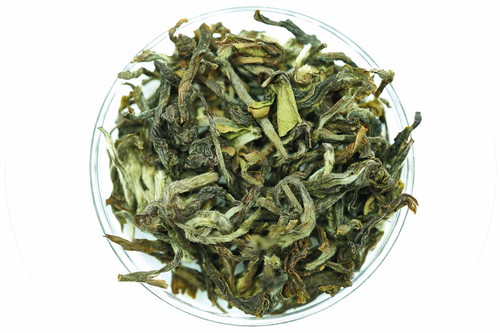 97 Punkte – Darjeeling Gopaldhara Wonder Tea GoldGedeiht in einem der höchstgele­genen Teegärten Darjeelings. Dies spiegelt sich wider in einem sehr komplexen Aroma: im Auftakt lieblich, exotisch und mit einer blumigen Herznote sowie einer Honigsüsse im Abgang. Ein Tee, der lange präsent bleibt. Keinerlei Adstringenz, selbst bei geringerer Temperatur. Etwa 33,50 CHF pro 100 g, the-english-tearoom.de