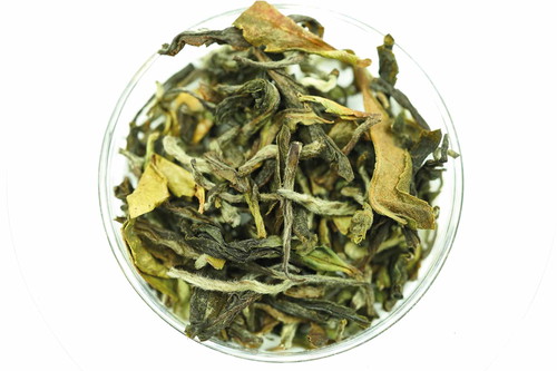 95 Punkte – Darjeeling Turzum, Himalayan EnigmaEin weicher, floraler Tee ohne jede Adstringenz. Dank leichter Fermentation bleiben diesem First Flush die zart fruchtigen, gleichzeitig blumigen (Magnolie) Aromen erhalten. Eine Zitrusnote sorgt für Lebendigkeit und Frische, das duftig-blumige Bukett mit An­klängen von Rose für den ­harmonischen Ausgleich. Etwa 34 CHf pro 100  g, the-english-tearoom.de