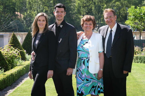 Die junge Generation mit Eve und Philippe Guigal sowie Winzerlegende Marcel Guigal mit Gattin Bernadette, die seit 1973 an seiner Seite steht.