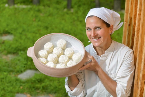 »Unsere Ziegen sind nur draußen und dürfen das fressen, was sie wollen. Bei der Futtersuche sind sie die Experten, das riecht man schon bei der Milch.« Astrid Zerbst, Ziegenkäse-Produzentin.