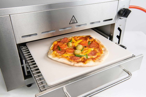 Pizza wird auf dem vorgeheizten Pizza-Stein gemacht.