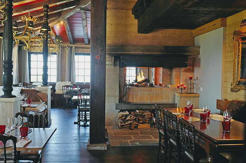 Begeistert mit einladendem Alpenchic: das »Le Coucou«, untergebracht in einem urigen Chalet hoch über der Ortschaft Montreux.
