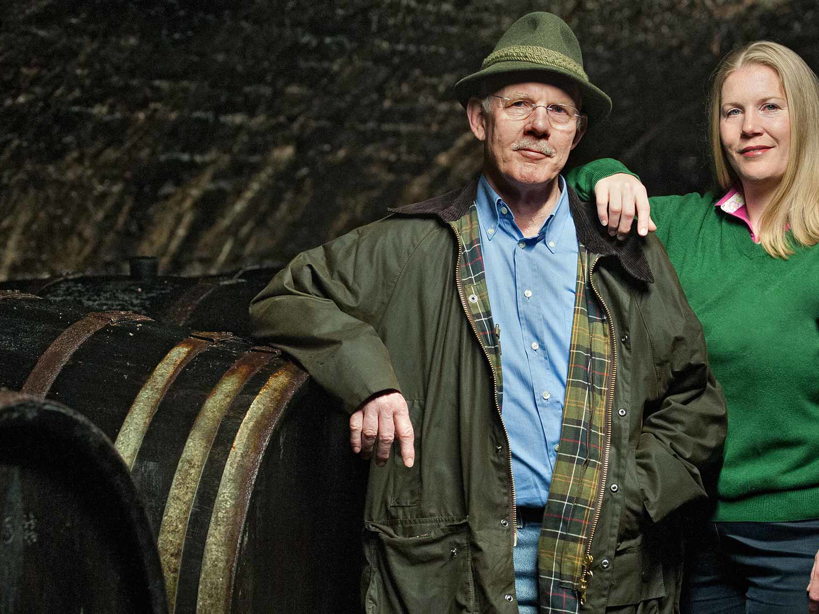 Hans Joachim Zilliken und Tochter Dorothee im Keller mit seinen traditionellen Fuderfässern.