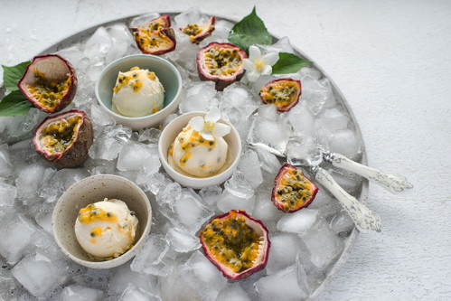 Glace Tahiti Vanille mit PassionsfruchtRahmglace mit Tahiti Vanille und Passionsfruchtkernen