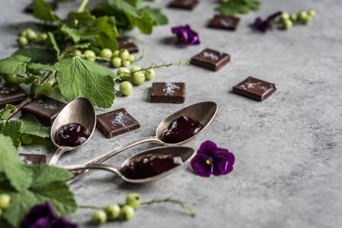 Caramel Plättli Cassis &amp; Veilchen Cassis, ein Hauch Veilchenöl und Caramel mit «Madagascar 68%»-Schokolade 
