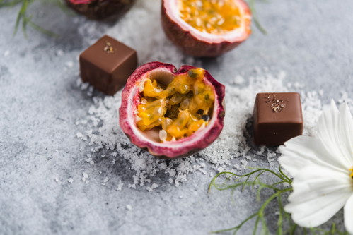 Caramel &amp; Passionsfrucht Praline mit Fleur de SelPassionsfrucht und Caramel umhüllt von «Rio Huimbi 42%»-Schokolade und Fleur de Sel