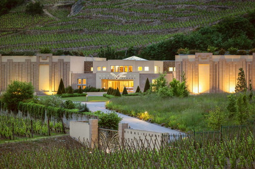 Die neue Kellerei von Vidal-Fleury, 2008 am Fusse der steilen Weinberge errichtet, befindet sich ebenfalls im Besitz der Winzerfamilie Guigal.