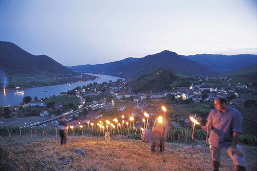 Funkelndes Lichtermeer bei der Sonnenwende in der Wachau und im Nibelungengau: ein grandioses Feuerspektakel zu beiden Seiten der Donau.