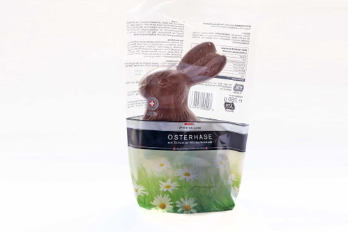 PLATZ 1 – 89,5 PUNKTESpar Premium Osterhase aus Schweizer MilchschokoladeGekauft bei: Interspar, 1030 WienInhalt: 280 gPreis: 2,99 €Preis/100 g (gerundet): 1,07 €Kakaoanteil: 34% (UTZ Certified – nachhaltiger Kakaoanbau)Unser Sieger ist mit stolzen 280 Gramm nicht nur der größte Hase im Test, sondern konnte auch im Geschmack überzeugen. Er duftet aromatisch nach Vanille mit leicht karamelligen Nuancen, schmilzt langsam, wirkt am Gaumen fast cremig. Eine tolle Balance aus Milch und Schokolade sowie eine ausgewogene Süße überzeugten die Jury. 