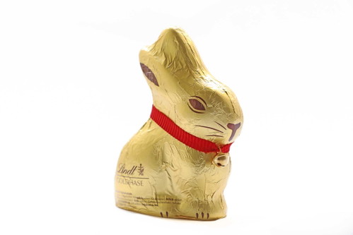 PLATZ 4 – 88,5 PUNKTELindt GoldhaseGekauft bei: Billa Corso, 1010 WienInhalt: 200 gPreis: 4,79 €Preis/100 g (gerundet): 2,4 €Kakaoanteil: 30%Bei diesem Klassiker im Schoko-Hasen-Sortiment steht die Vanille-Note ganz klar im Vordergrund. Die Schokolade schmeckt typisch milchig, hat einen guten Schmelz und ist angenehm süß. 