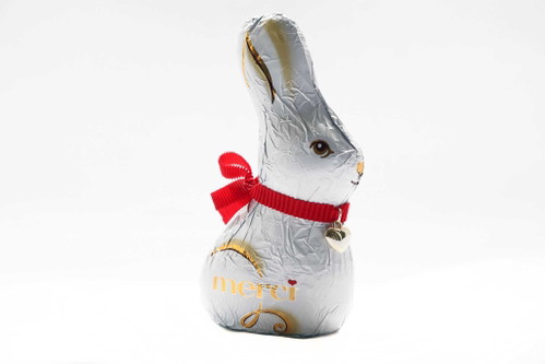 PLATZ 5 – 88,5 PUNKTEMerci OsterhaseGekauft bei: Merkur Hoher Markt, 1010 WienInhalt: 120 gPreis: 2,99 €Preis/100 g (gerundet): 2,49 €Kakaoanteil: 32%Die Milchschokolade, aus der dieser Hase gefertigt wurde, wird von der Jury als »sortentypisch« bezeichnet. Eine gute Michnote, ein angenehmer Schmelz, cremig und nicht zu süß, finden die Tester. 