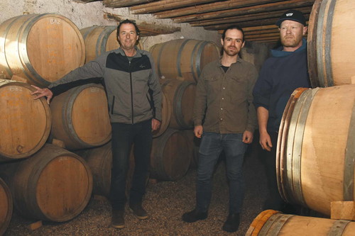 Raphaël Mettler (l.) und sein Team bauen ihre einzigartigen Sauerbiere teilweise in Holzfässern aus.