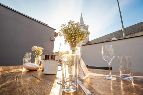Blick vom Gastgarten auf den Kirchturm.