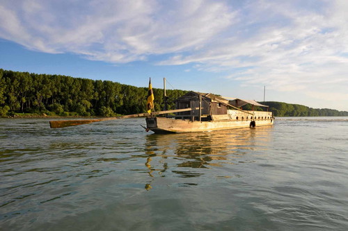 Ein besonderes Erlebnis ist die Bootsfahrt mit der Tschaike, einem original nachgebauten Donaukriegsschiff aus dem 16. Jahrhundert.