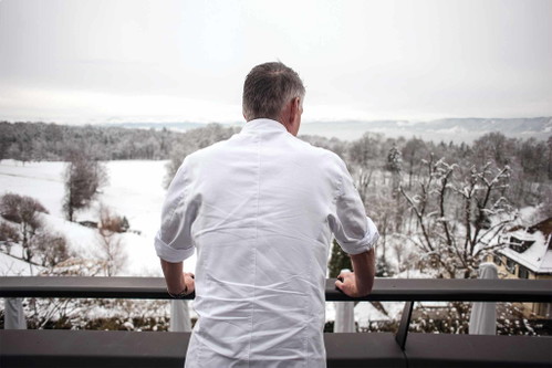 Reflexion: Ob Heiko Nieder noch mal zurück nach Deutschland geht? Derzeit sieht es nicht danach aus. Warum auch? Er ist auf dem Höhepunkt seines Schaffens und geniesst den Erfolg, hier mit Blick auf die Alpen.
