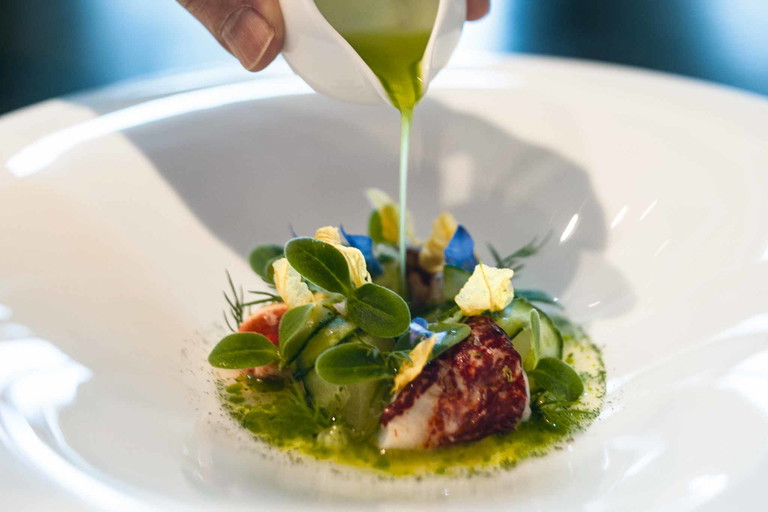 Frischekick: Bretonischer Hummer mit eingelegter Wintermelone, dazu Gurke, Dill, Molke. Weisse Sojasauce und Tomatenessig setzen Umami- und Säureakzente, der Hummer ist zart gegart und hat trotzdem noch Biss.