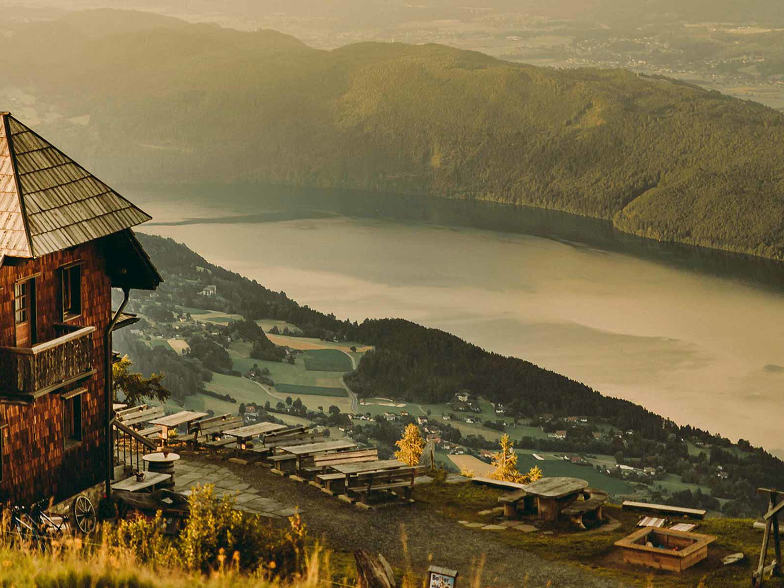 Fabelhafter Ausblick: Auf der Alexanderhütte werden die Wanderer von den Hüttenwirten Uschi und Franz in Empfang genommen – und von diesem einzigartigen Panorama.