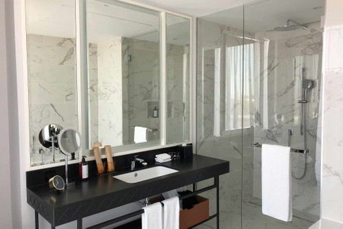 Schickes Badezimmer einer Suite