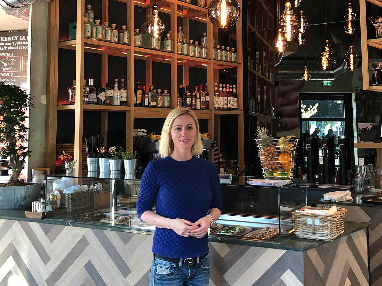 Angelika Zankl an der Bar des »Kung Wu«.