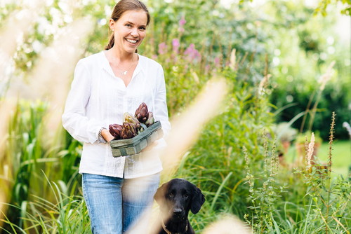 Stephanie Theuringer freut sich über die Ernte.