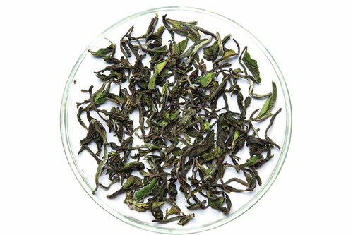 93 Punkte – Giddapahar Spring Wonder DarjeelingEin würziger Duft und eine schöne Bernsteinfarbe machen die Tasse lebendig und anregend. Ein Tee, der im Gegensatz zu anderen First ­Flushes weniger blumig auftritt. Am Gaumen entsteht eine Spannung zwischen fruchtigen Nuancen von Birne und Trockenobst sowie holzig-würzigen Noten. Er hinterlässt einen vollmundigen Nachhall. Etwa 22,60 CHF pro 100 g, tea-exclusive.de