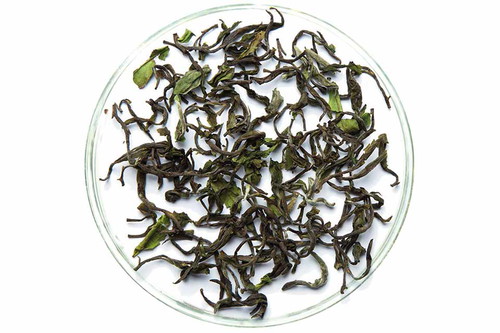 91 Punkte – Jungpana Elegance DarjeelingEin «junger» Tee im eigentlichen Sinne: Aus einem neueren Pflanzenkultivar entspringt diese erste Ernte des Jahres. Sehr blumiger Duft. Tippiges, gerolltes Frühlingsblatt mit einer leichten Süsse, die fein auf der Zunge liegt und im Abgang einen Anklang von Jasmin hinterlässt. Seine feine Adstringenz macht den Tee frisch und fruchtig. Etwa 35 CHF pro 100 g, tea-exclusive.de