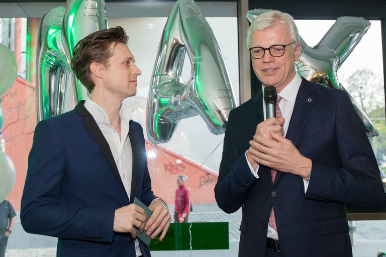 Entertainer Lukas Perman und Thomas Willms, CEO Deutsche Hospitality