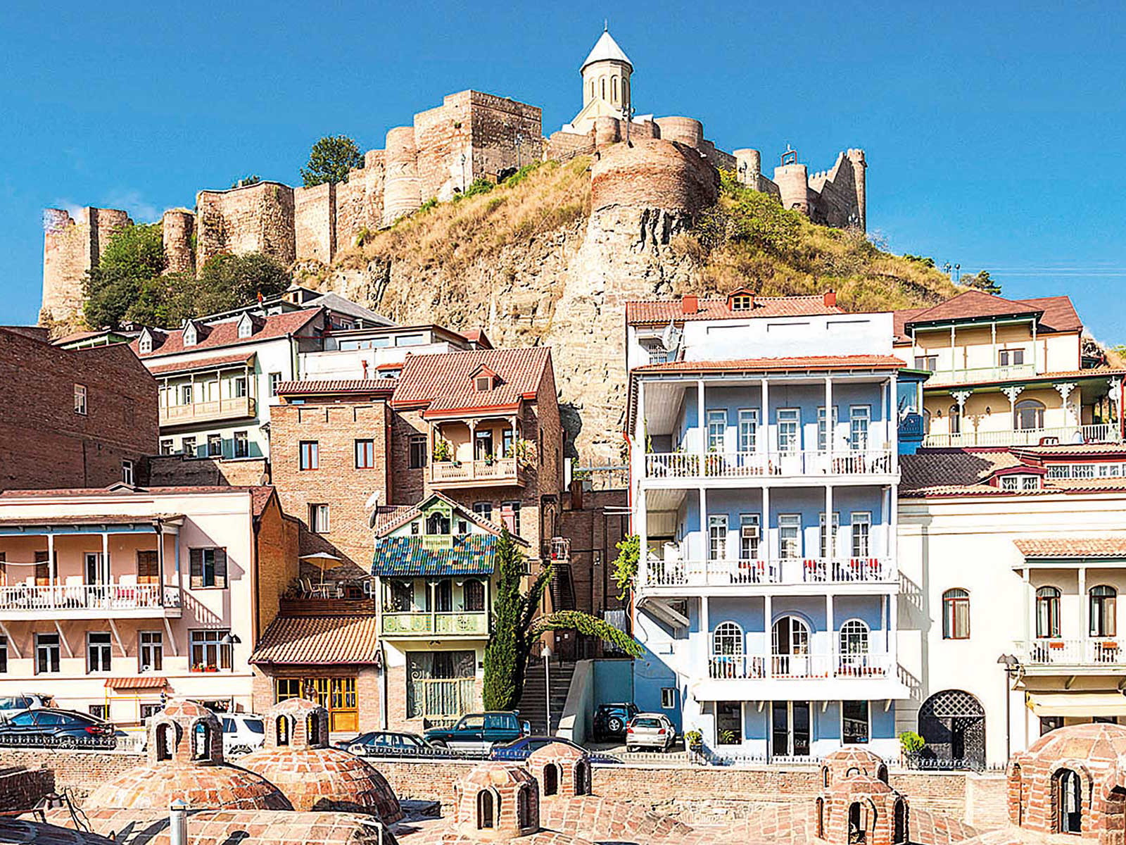 Blick auf die Narikala-Burg, die über Tiflis thront.