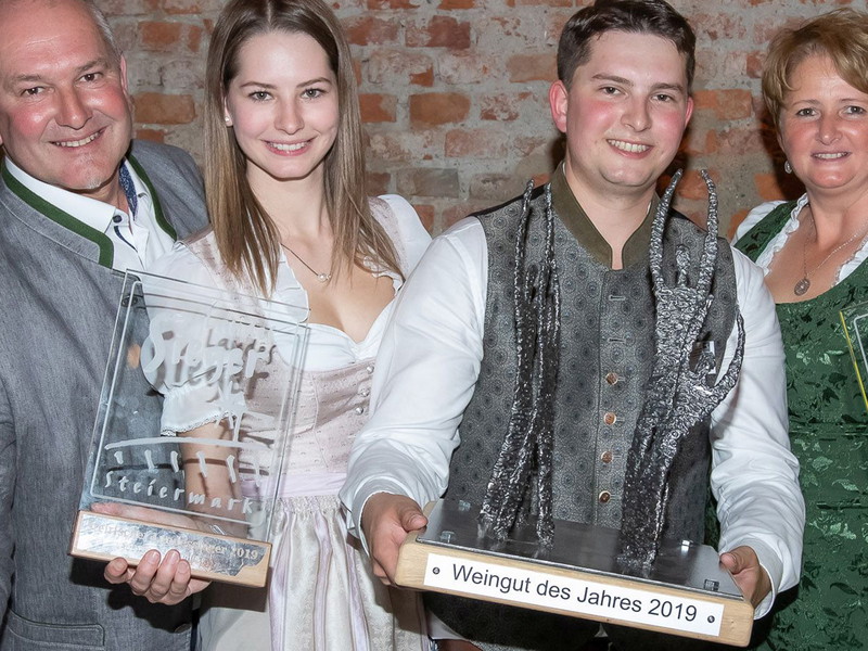 Freuen sich über den Dreifachsieg und »Weingut des Jahres 2019«: Rupert, Cornelia, David und Karin Ulrich.