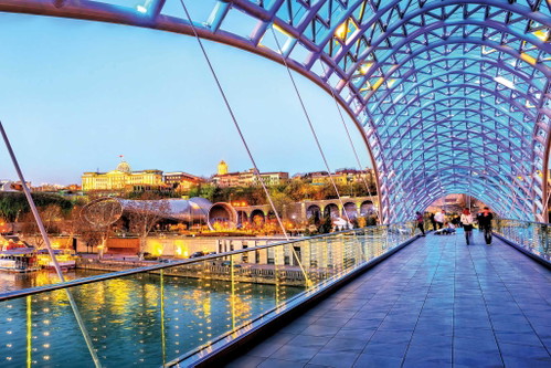 Moderne Architektur: die Friedensbrücke