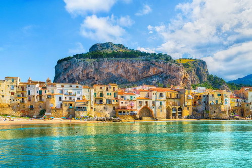 Malerisch präsentiert sich Cefalù im Norden der Insel. 