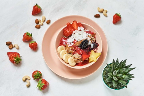 The Vanilla: Teffporridge mit Vanille, Beerensauce, Bananen, Mandelmus, Kokosflocken