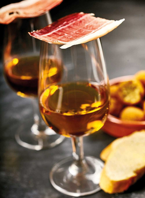 Ins Glas kommt stilecht und landestypisch Sherry.